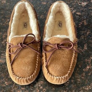 Ugg Womens slippers chestnut size 7 moccasin like new